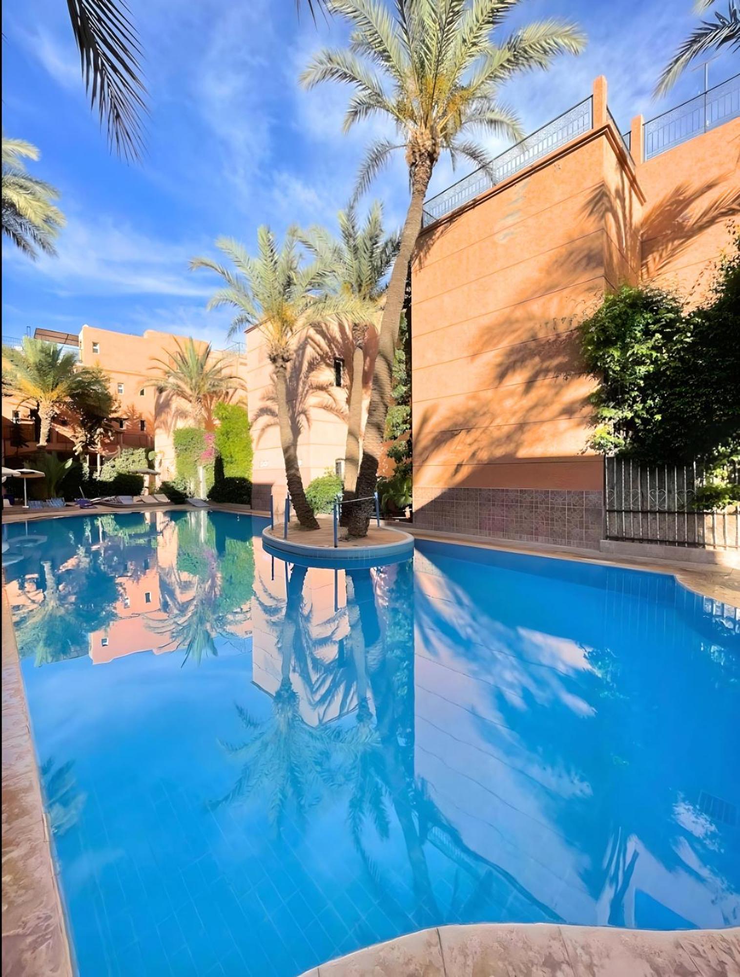 Tres Beau Riad A Marrakech Avec Piscines Marrakesh Exterior photo